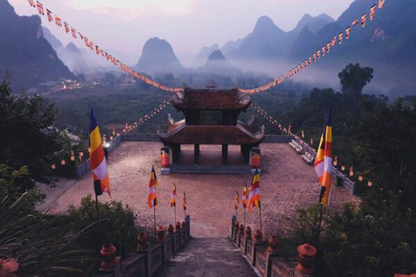Top 4 chùa ở Hạ Long linh thiêng nhất! 2 chua yen tu